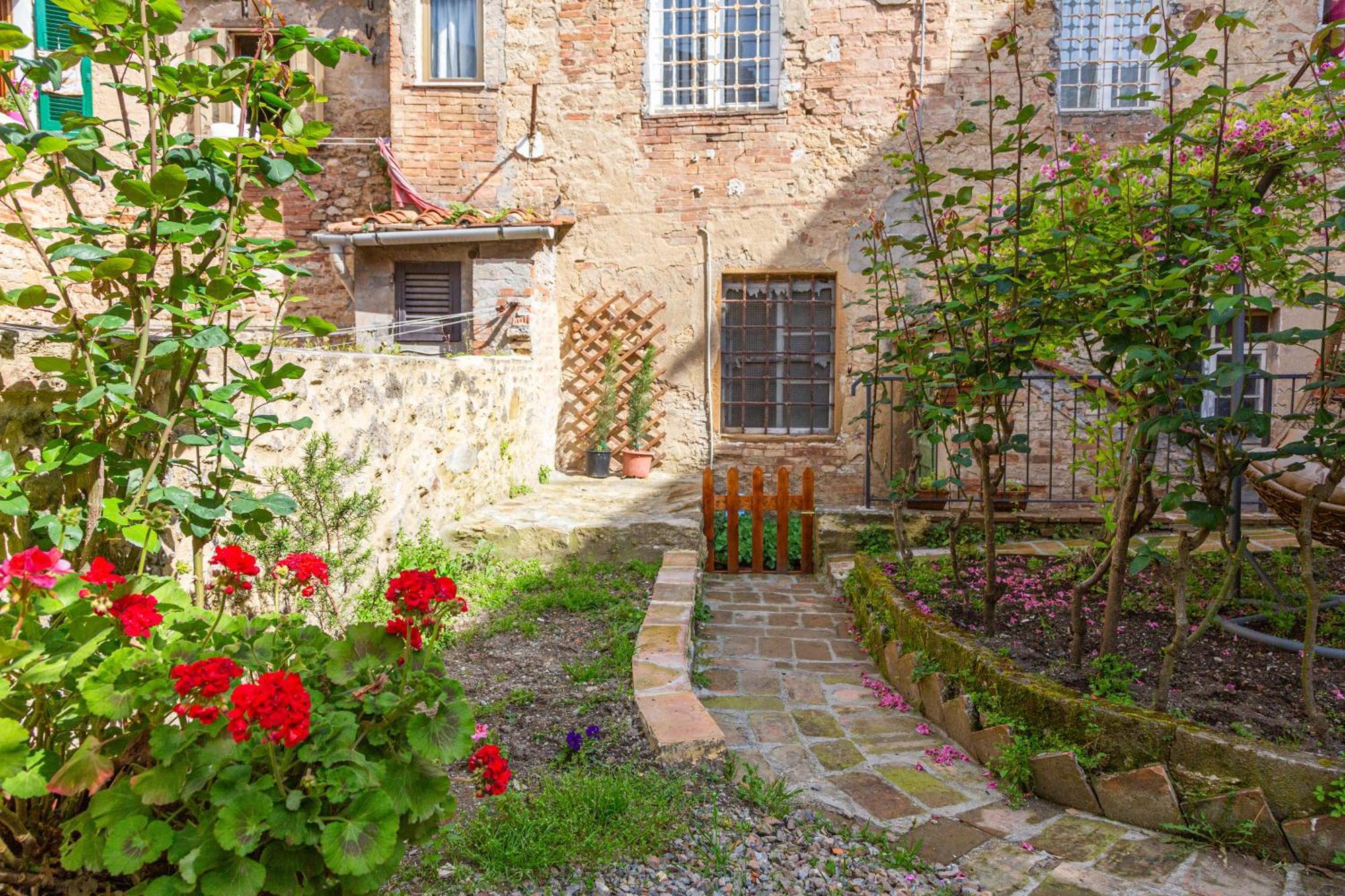 Il Cantuccio- Appartamento In Centro Con Giardino Volterra Exterior foto