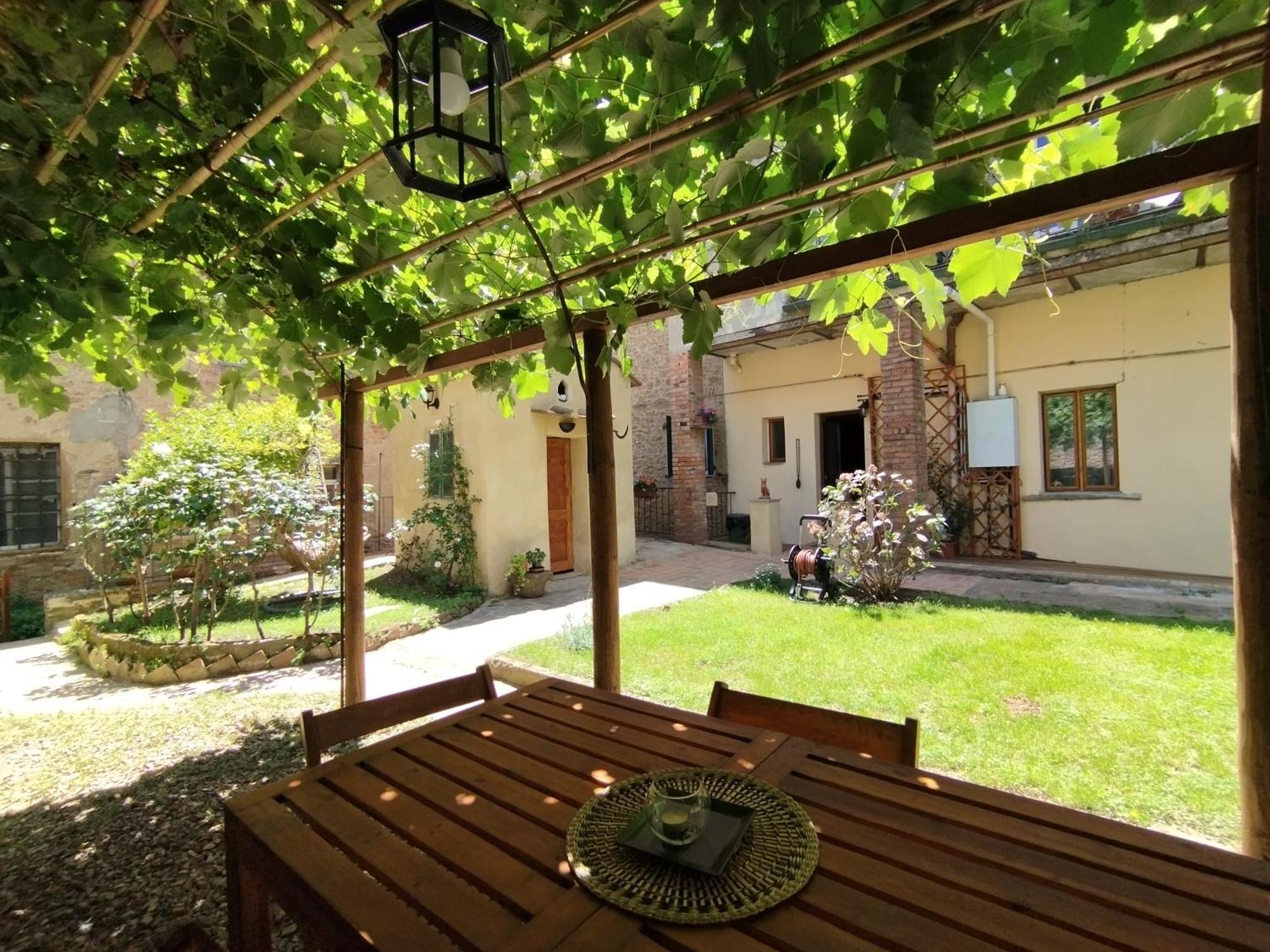 Il Cantuccio- Appartamento In Centro Con Giardino Volterra Exterior foto